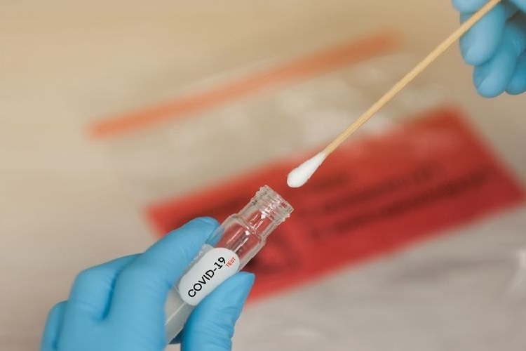 Swab antigen lebih akurat dari tes PCR, benarkah